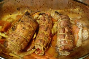 Mușchi de porc umplut cu cârnați oltenești și legume la cuptor