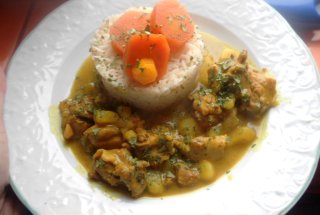 Curry de pui cu morcovi glasati si orez