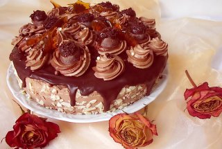 Tort cu caramel şi ciocolată