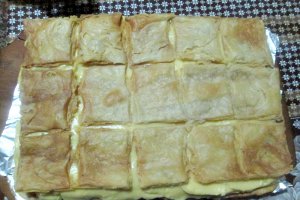 Cremsnit cu foietaj de casa