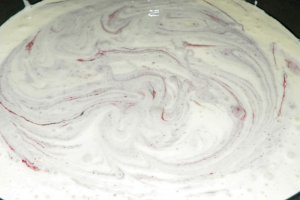 Chec din albusuri, cu dulceata de mure