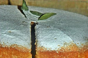 Chec din albusuri, cu dulceata de mure