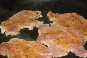 Porc cu fructe si piure cu ceapa verde