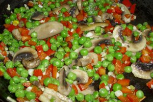 Piept de pui in vin rosu si legume cu sos tomat