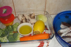 Trunchi de merluciu pe pat de legume cu sos de limeta si patrunjel verde