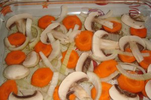 Trunchi de merluciu pe pat de legume cu sos de limeta si patrunjel verde