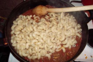 Paste cu sos cu carne de vita