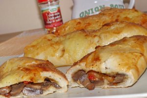 Aperitiv empanadas cu ciuperci si carne de pui