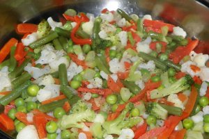Friptura de rata cu legume sotate si sos de smantana cu capere