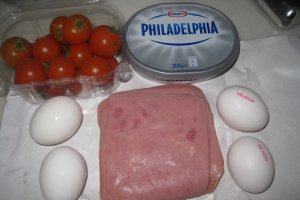 Rulada din omleta cu sunca, rosii si Philadelphia