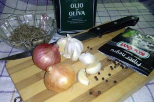 Aripioare de pui in sos rosu cu garnitura de orez