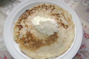 Pacheţele din clătite cu brânză biscuiţi şi gem