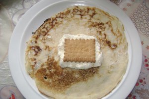 Pacheţele din clătite cu brânză biscuiţi şi gem