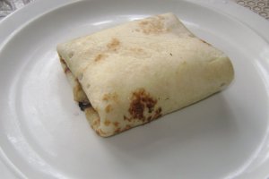 Pacheţele din clătite cu brânză biscuiţi şi gem