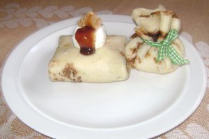 Pacheţele din clătite cu brânză biscuiţi şi gem