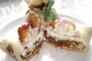 Pacheţele din clătite cu brânză biscuiţi şi gem