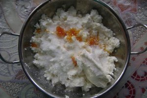 Pacheţele din clătite cu brânză biscuiţi şi gem