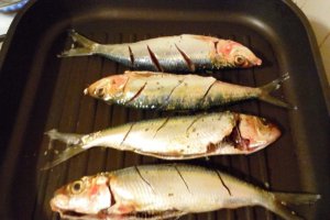 Sardine fripte pe grill cu cartofi natur și sos de usturoi
