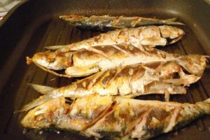 Sardine fripte pe grill cu cartofi natur și sos de usturoi