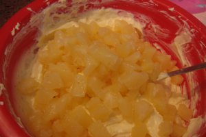 Desert prajitura cu crema de mascarpone si ananas