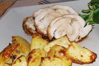 Rulada din piept de pui cu garnitura de cartofi la aburi