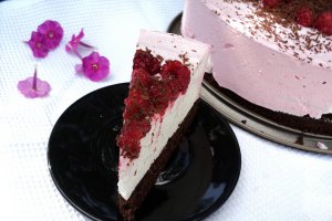 Tort cu mascarpone si zmeura