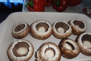 Ciuperci brune cu gouda si unt cu ierburi aromate