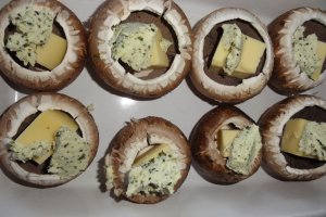 Ciuperci brune cu gouda si unt cu ierburi aromate