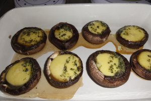 Ciuperci brune cu gouda si unt cu ierburi aromate
