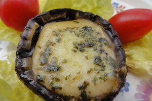 Ciuperci brune cu gouda si unt cu ierburi aromate