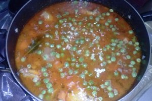 Aripioare de pui cu mazare in sos