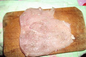 Piept de pui umplut cu sos pesto si salvie