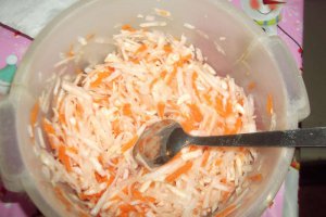 Salata de cruditati cu sunca si iaurt