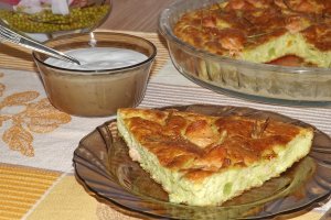 Sufleu de branza cu avocado, somon afumat si sos de iaurt
