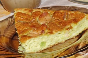 Sufleu de branza cu avocado, somon afumat si sos de iaurt