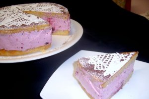 Tort cu spuma de fructe de padure