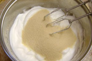 Tort cu spuma de fructe de padure