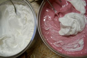 Tort cu spuma de fructe de padure