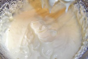Tort cu crema de unt si jeleu de visine