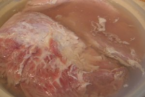 Friptura din muschi de porc marinat, cu mujdei de usturoi si rosii
