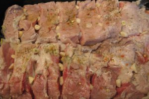 Friptura din muschi de porc marinat, cu mujdei de usturoi si rosii