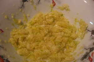 Friptura din muschi de porc marinat, cu mujdei de usturoi si rosii