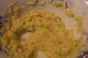 Friptura din muschi de porc marinat, cu mujdei de usturoi si rosii