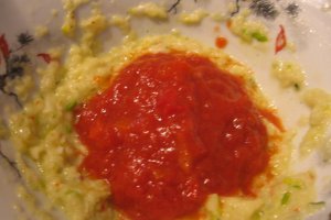 Friptura din muschi de porc marinat, cu mujdei de usturoi si rosii