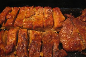Friptura din muschi de porc marinat, cu mujdei de usturoi si rosii