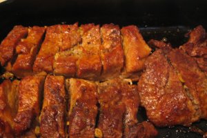Friptura din muschi de porc marinat, cu mujdei de usturoi si rosii