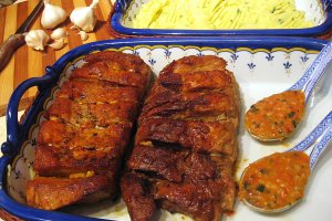 Friptura din muschi de porc marinat, cu mujdei de usturoi si rosii