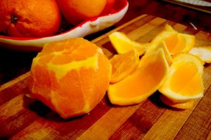 Terina de citrice decorată cu portocale și afine în miere