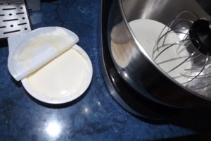 Tort cu crema de mascarpone, jeleu de zmeura si crema de unt cu zmeura