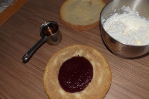 Tort cu crema de mascarpone, jeleu de zmeura si crema de unt cu zmeura